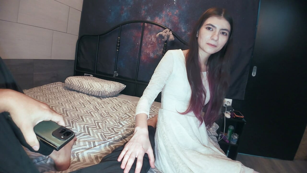 Utangaç Üvey Kız Kardeş Üvey Ağabeyini Sevdi, Arkadaşı Üçlü Seks Zorladı