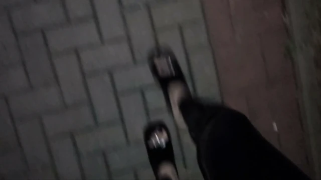 Sadece Erkeklerin Bakıp Salyalarını Akıtması İçin Gece Yalnızken Ultra Dar Lateks ve Platform Topuklu Ayakkabılarla