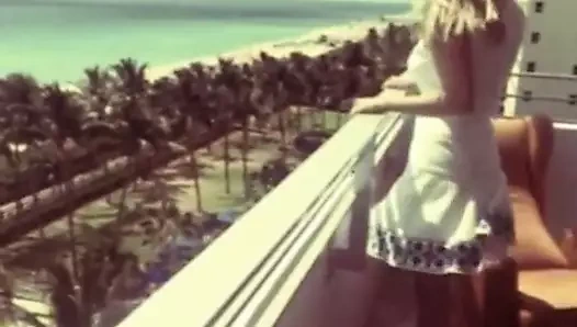 Beyaz elbiseli Reese witherspoon 03