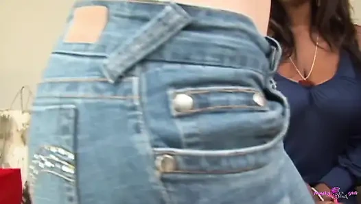 Alışveriş merkezine gitti ve bazı zenci bayanlarla tanıştı ve lezbiyen seks ettiler