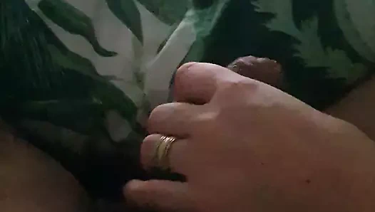 Üvey anne üvey oğlunun yarağını sıvazlıyor ve onu sert yapıyor