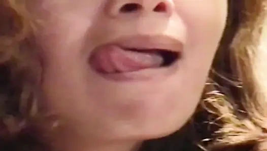 Latin kadın üvey oğluna mastürbasyon yapıp boşalması için önce gösteriş yapıyor