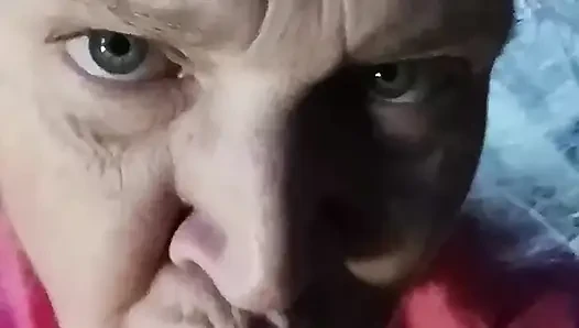 Bu olgun iri güzel kadının arkadaşına sakso çekmesini izle!
