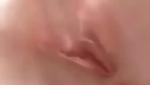 Sie Fingert ihre Fotze fuer mich