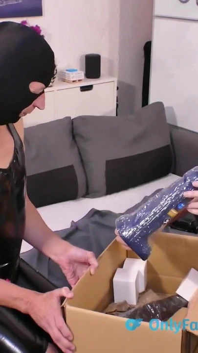 Эпический момент из "Распаковывание моего нового страпона на сбруе и силиконовые дилдо"