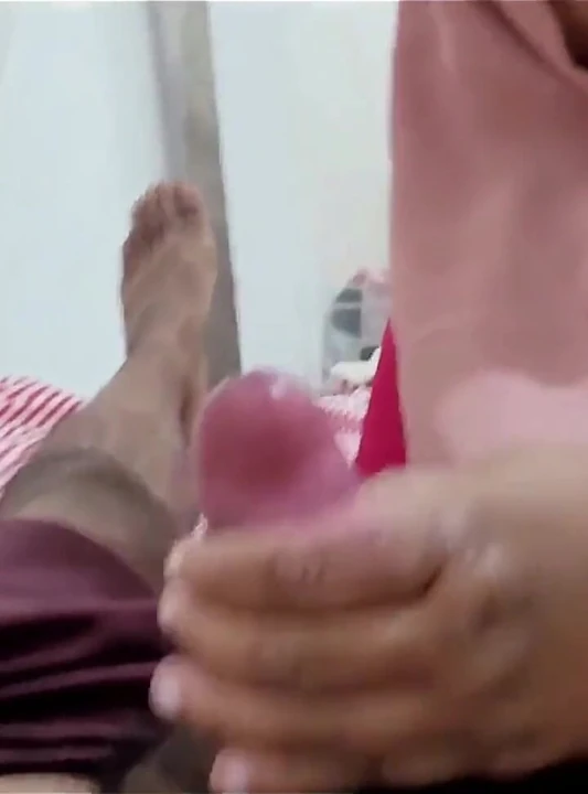 Arap yarı üvey kız kardeş odaya giriyor ve onunla seks yapıyor.