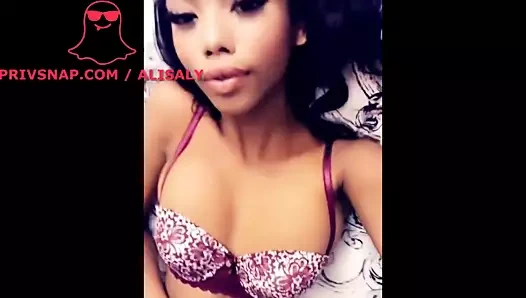 Koca kıçım ve yaramaz göğüslerimle seksi görünüyorum