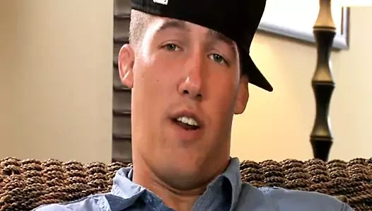 Buff ahbap onun etli yarrakını okşuyor!