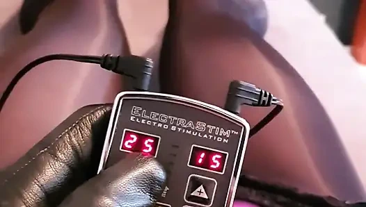 Mor iç çamaşırlarımla, uzun yumuşak deri eldivenlerim ve parlak siyah taytlarımla heyecan verici bir öğleden sonra yaşıyorum