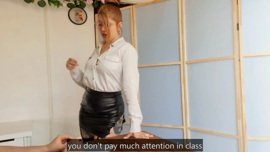 Ateşli öğretmen öğrenciye sınıfta sikini süt sıkarak ve hepsini yalayarak dikkat etmeyi öğretiyor