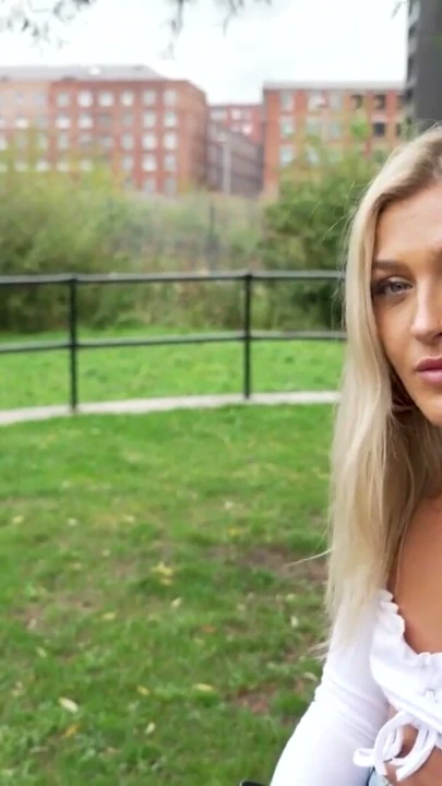 İngiliz orta yaşlı seksi kadın Rhiannon Ryder yabancıyla tanışıyor ve onu yarağına susamış ağzına boşaltıyor - shag street | Klip 1