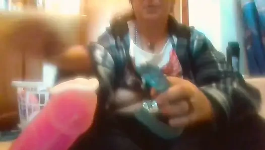 Женщина, трогающая себя, еще возбуждена