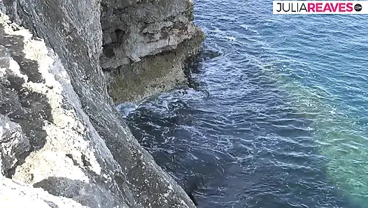 Azgın kız boşalmaya elle muamele çekmeden önce mastürbasyon yapıyor