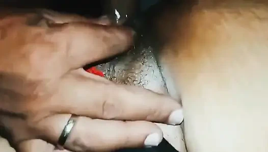MILF eyaculó con los dedos mientras un tronco entra y sale del culo