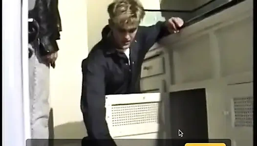 Azgın adam ayak parmaklarını twink'e emdiriyor ve döl boşaltıyor