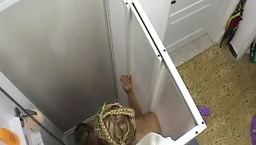 İki sarışın ıslak duşa dokunuyor ve vücut oyunu yapıyor