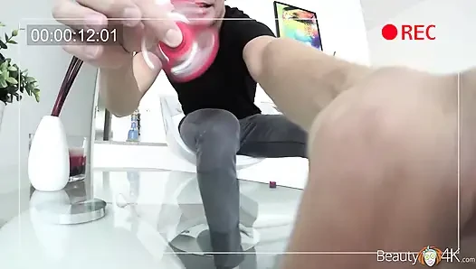 Adam oyuncu seçmelerine girmeden önce fidget spinner ile oynuyor