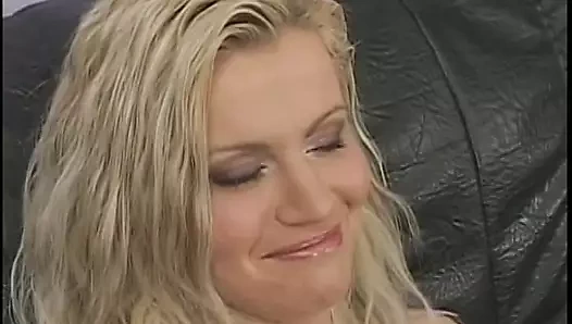 Ateşli sarışın kanepede sikilirken yarak emiyor