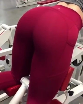 Gostosa da academia de legging vermelha