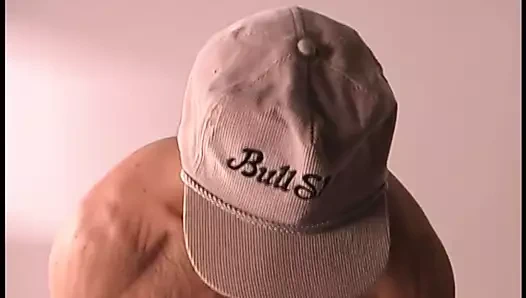 Seksi sarışın sürtük amına oyuncakla mastürbasyon yapıyor ve büyük yarakla sikiliyor