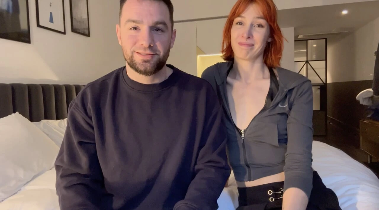 Sex shop výlet vede k vysoké hubené zrzce MILF bere velký bílý péro zadek do úst