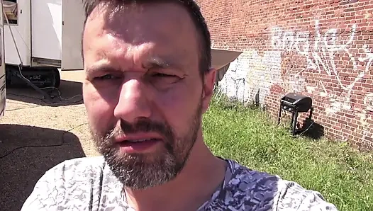 Dövmeli piliç palyaço bir adam tarafından sikiliyor