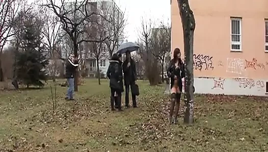 Minyon kızıl saçlı Alman bebek yatakta sert sikiliyor