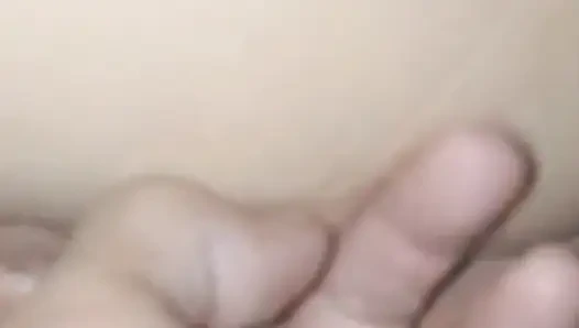 Pürüzsüz vücutlu üniversiteli kız dar götü orgazm oluyor