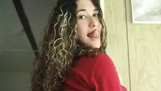 Lenka'nın erkek arkadaşının ona mastürbasyon yapıyor olması kadar yaramaz olduğu kadar esmer tarafından muhteşem cinsel performans