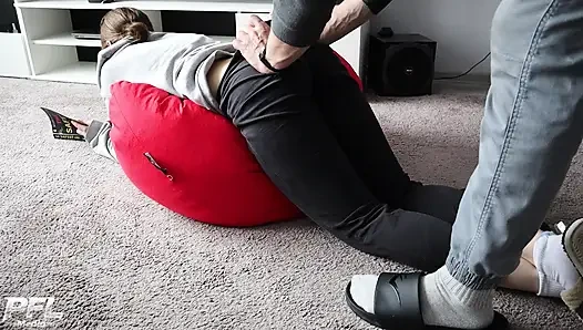 Okurken asosyal üvey kız kardeşimi yoga balosunda siktim ve götüne boşaldım
