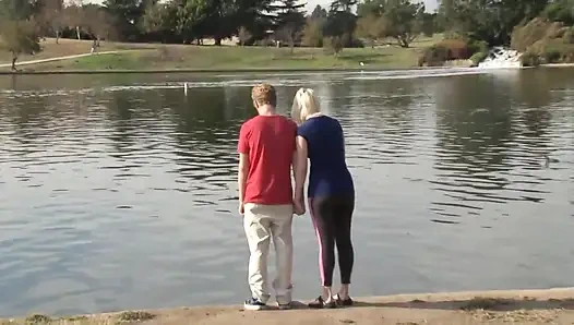 Sarışın orta yaşlı seksi kadın yarak için hazır