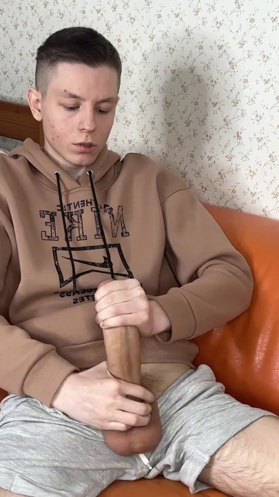 İtaatkar öğrencin Evgeny ders çalışmaktan sonra eğleniyor