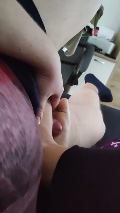 Amatör Footjob ayaklarla sikme zamanı | Klip 1