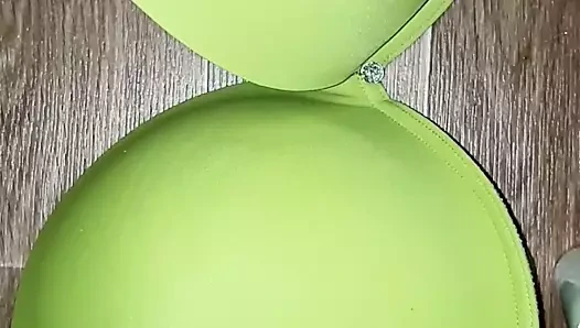 Cum üzerinde dev yeşil sutyen 44dd