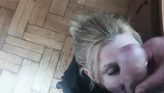 Ev yapımı amatör orta yaşlı seksi kadın oral seks ve boşalma ile derin gırtlak derlemesi