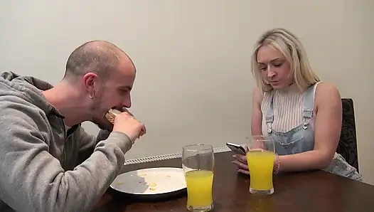 Amını yalıyor! Azgın ateşli sarışın genç üvey kız sikişmeyi seviyor!