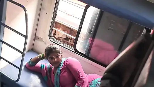 Hintli köylü pansiyon evli kadın kocasını ve erkek arkadaşını aldatıyor