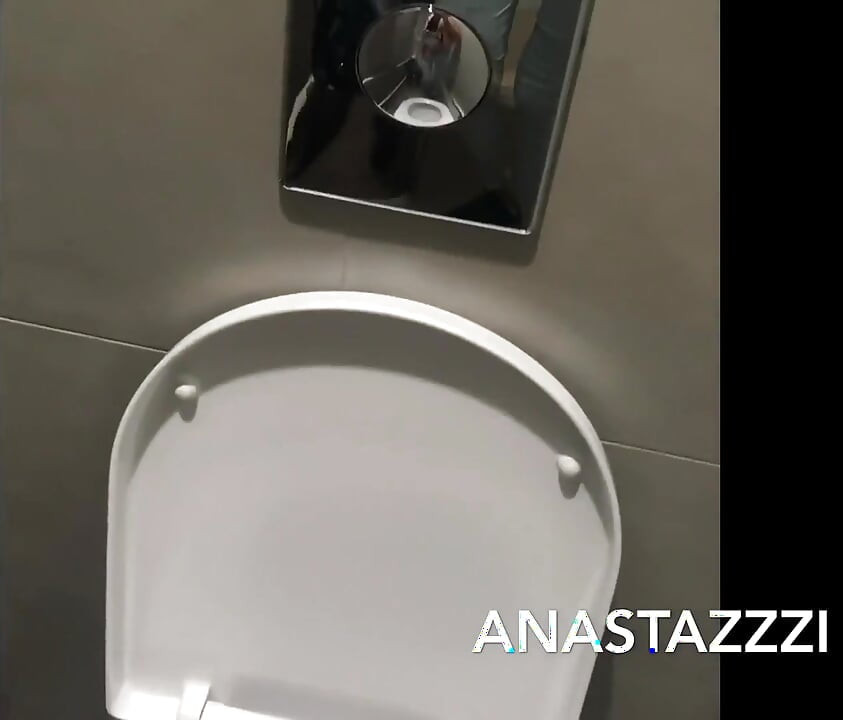 Sürtük genç kız kfc tuvaletine işiyor
