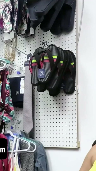 Hırsızlık yapan üvey anne ve üvey kız güvenlik görevlisinin güzelden kaçınmak için yüzlerini dölle kaplamasına izin verir | Klip 1