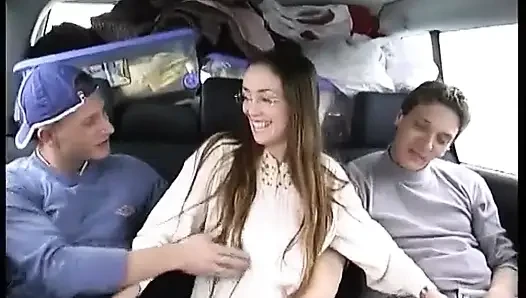 Minibüste iç çamaşırlı hatunla seksi üçlü seks