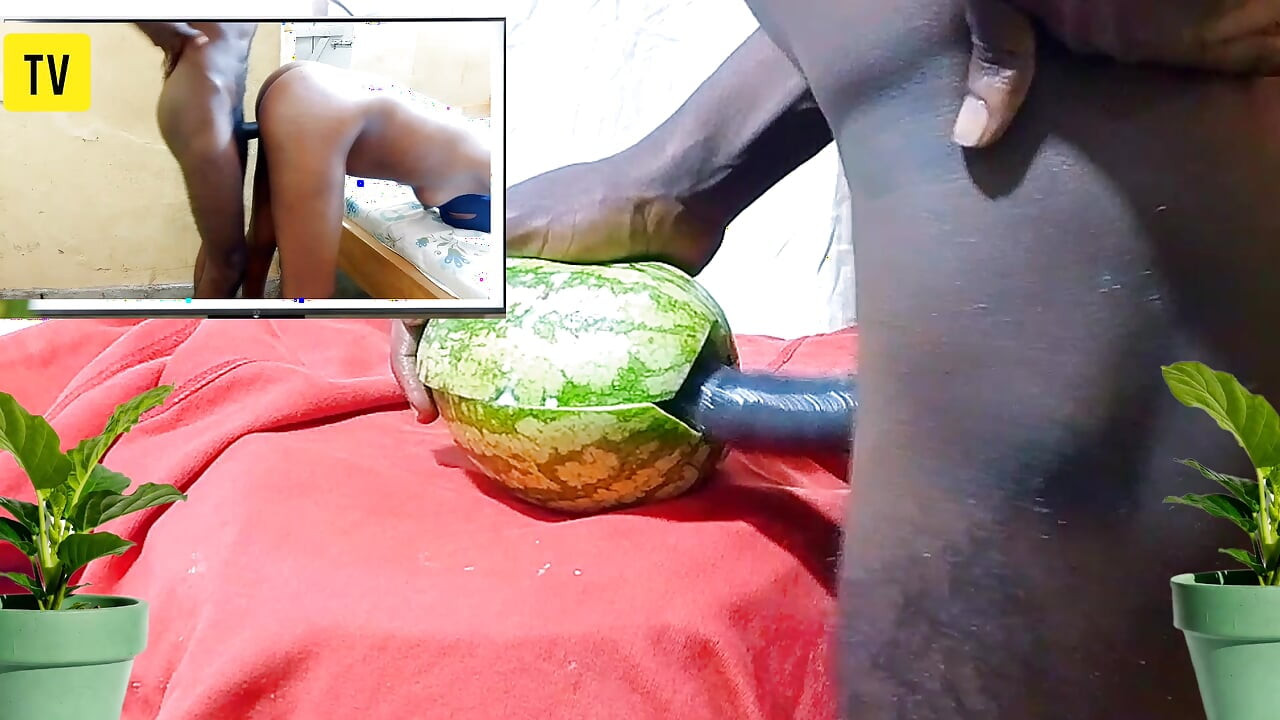 Genç kız dicksex ve givensex'in porno filmini izlerken karpuzla sikişiyor, boşalana kadar, çok ıslak ve ateşli amcık!