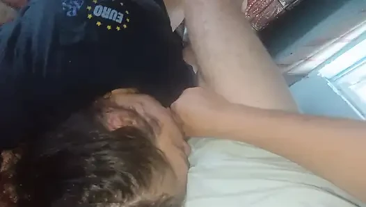 Üvey kızım emiyor ve bitirmeme izin vermek istiyor ama ağzını sikiyorum fışkırtıyorum ve ağzından çıkmasına izin veriyorum ve hepsini yutuyor