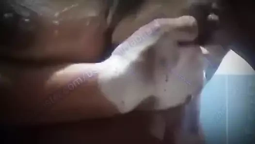 Hintli Pakistanlı aliya yenge azgın ruh halinde banyo yapıyor