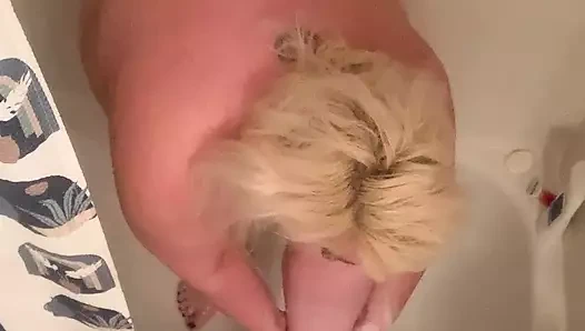 Duşta blancagirlbbw'in göğüs manzarasının zirvesine çıkıyor