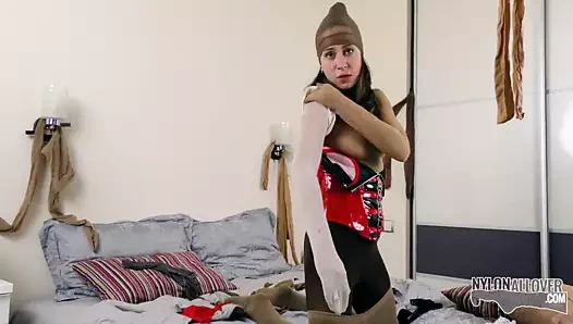 Sıcak sürtük naylon giymek gerekiyor