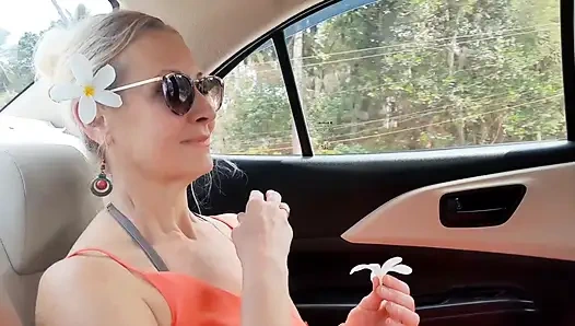 Sarışın Olgun Eş Yarı Giyinmiş Seksin Tadını Çıkarıyor