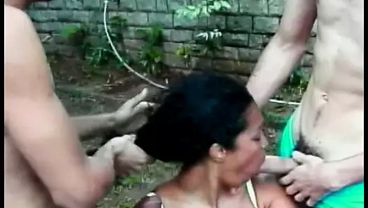 Ateşli Brezilyalı tatlı Sandra arkadaşlarına arabalarını yıkamalarını ve çimlerde biseksüel eğlenmelerini önerdi