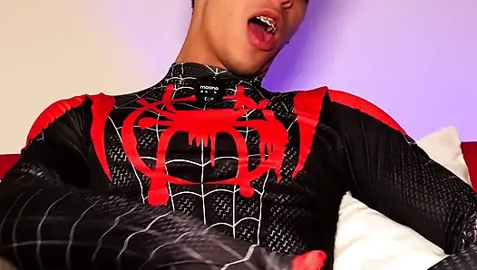 Örümcek Adam Kostümü ve Pozları