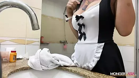 Büyük memeli hizmetçi sulu amcığını dokuz inçlik alete sürmeyi seviyor