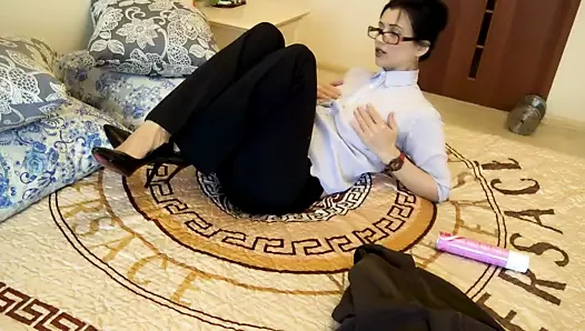 Garip kötü kadın rahatlık için kendini sikiyor.